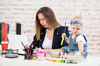 В России растет число работающих мам с маленькими детьми