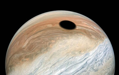 Астрономы объяснили происхождение огромного черного пятна на Юпитере