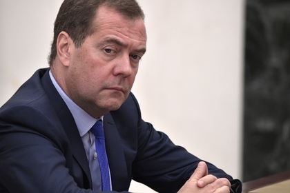 Медведев рассказал о попавшем между молотом и наковальней Зеленском